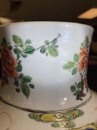 Vase de forme rouleau en porcelaine de Chine famille verte &agrave; d&eacute;cor de femmes autour d'une table de lettr&eacute;, Kangxi