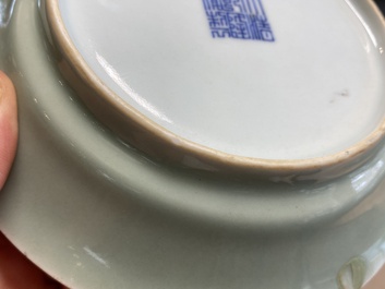 Paire d'assiettes en porcelaine de Chine en c&eacute;ladon monochrome, marque et &eacute;poque de Qianlong