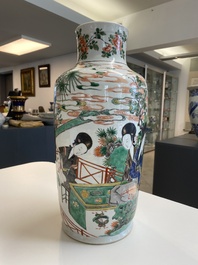 Vase de forme rouleau en porcelaine de Chine famille verte &agrave; d&eacute;cor de femmes autour d'une table de lettr&eacute;, Kangxi