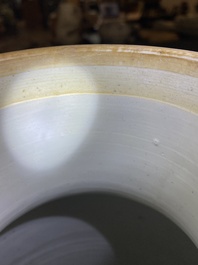 Vase de forme rouleau en porcelaine de Chine famille verte &agrave; d&eacute;cor de femmes autour d'une table de lettr&eacute;, Kangxi