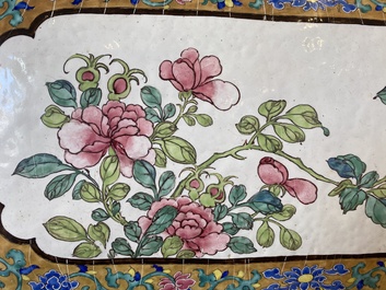 Grande plaque en &eacute;maux de Canton &agrave; d&eacute;cor floral sur fond jaune dor&eacute;, Chine, Yongzheng