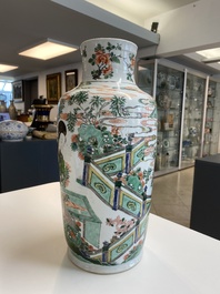 Vase de forme rouleau en porcelaine de Chine famille verte &agrave; d&eacute;cor de femmes autour d'une table de lettr&eacute;, Kangxi