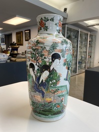 Vase de forme rouleau en porcelaine de Chine famille verte &agrave; d&eacute;cor de femmes autour d'une table de lettr&eacute;, Kangxi