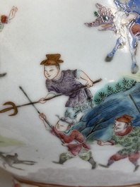 Een fijne Chinese famille rose 'hu' vaas met ruyi scepters als handgrepen, 19e eeuw