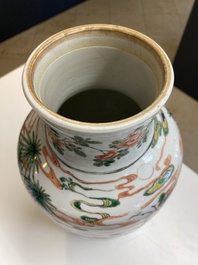 Vase de forme rouleau en porcelaine de Chine famille verte &agrave; d&eacute;cor de femmes autour d'une table de lettr&eacute;, Kangxi
