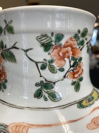 Vase de forme rouleau en porcelaine de Chine famille verte &agrave; d&eacute;cor de femmes autour d'une table de lettr&eacute;, Kangxi