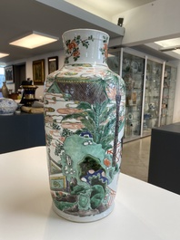 Vase de forme rouleau en porcelaine de Chine famille verte &agrave; d&eacute;cor de femmes autour d'une table de lettr&eacute;, Kangxi