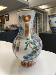 Beau vase de forme 'hu' en porcelaine de Chine famille rose aux anses en forme de ruyi, 19&egrave;me