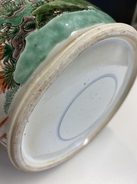 Vase de forme rouleau en porcelaine de Chine famille verte &agrave; d&eacute;cor de femmes autour d'une table de lettr&eacute;, Kangxi