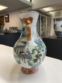 Beau vase de forme 'hu' en porcelaine de Chine famille rose aux anses en forme de ruyi, 19&egrave;me