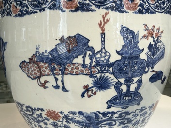 Exceptionnel et important aquarium en porcelaine de Chine en bleu, blanc et rouge de cuivre &agrave; d&eacute;cor d'antiquit&eacute;s et de paysages, Kangxi