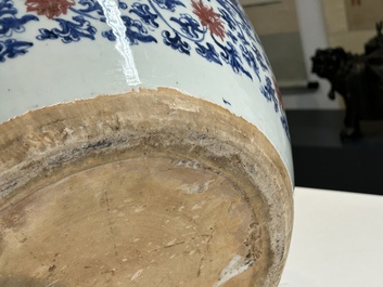 Een hoogst uitzonderlijke grote Chinese blauw-witte en koperrode vissenkom met kostbaarheden en 'Master of the rocks' panelen, Kangxi