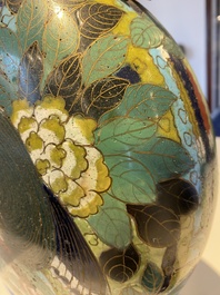 Paire de vases de type 'bianhu' en &eacute;maux cloisonn&eacute;s, Chine, Jiaqing