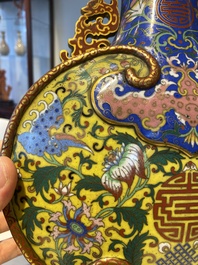 Vase de type 'bianhu' en &eacute;maux cloisonn&eacute;s &agrave; d&eacute;cor de caract&egrave;res Shou sur fonds bleu et jaune, Chine, Jiaqing