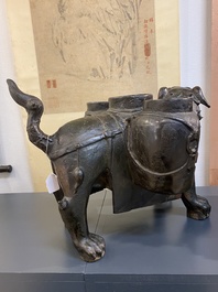 Grand vase 'touhu' en bronze en forme de lion, Chine, Ming