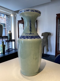 Een zeldzame Chinese blauw-witte Wu Shuang Pu vaas met celadon fondkleur, 19e eeuw