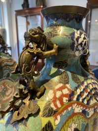 Een paar Chinese cloisonn&eacute; 'bianhu' vazen, Jiaqing