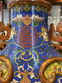 Vase de type 'bianhu' en &eacute;maux cloisonn&eacute;s &agrave; d&eacute;cor de caract&egrave;res Shou sur fonds bleu et jaune, Chine, Jiaqing