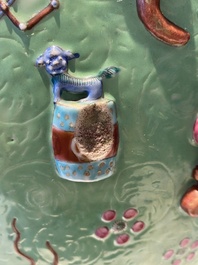 Aquarium en porcelaine de Chine famille rose &agrave; d&eacute;cor d'antiquit&eacute;s sur fond vert &agrave; d&eacute;cor incis&eacute;, 19&egrave;me