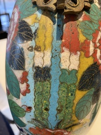 Paire de vases de type 'bianhu' en &eacute;maux cloisonn&eacute;s, Chine, Jiaqing