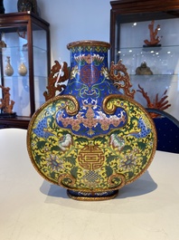 Vase de type 'bianhu' en &eacute;maux cloisonn&eacute;s &agrave; d&eacute;cor de caract&egrave;res Shou sur fonds bleu et jaune, Chine, Jiaqing