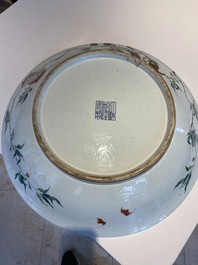 Grand plat en porcelaine de Chine famille rose &agrave; d&eacute;cor des 'neuf p&ecirc;ches', marque de Qianlong, 19&egrave;me