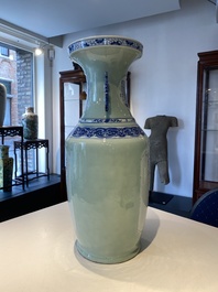 Rare vase en porcelaine de Chine &agrave; d&eacute;cor 'Wu Shuang Pu' en bleu et blanc sur fond c&eacute;ladon, 19&egrave;me