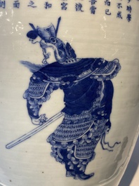 Rare vase en porcelaine de Chine &agrave; d&eacute;cor 'Wu Shuang Pu' en bleu et blanc sur fond c&eacute;ladon, 19&egrave;me