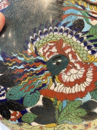 Een paar Chinese cloisonn&eacute; 'bianhu' vazen, Jiaqing