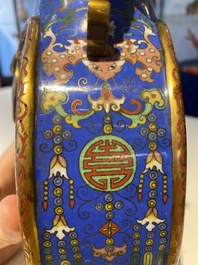 Vase de type 'bianhu' en &eacute;maux cloisonn&eacute;s &agrave; d&eacute;cor de caract&egrave;res Shou sur fonds bleu et jaune, Chine, Jiaqing