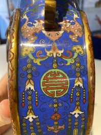 Een Chinese cloisonn&eacute; 'bianhu' vaas met Shou-karakters op gele en blauwe fondkleur, Jiaqing