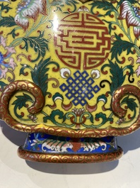 Vase de type 'bianhu' en &eacute;maux cloisonn&eacute;s &agrave; d&eacute;cor de caract&egrave;res Shou sur fonds bleu et jaune, Chine, Jiaqing