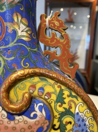 Vase de type 'bianhu' en &eacute;maux cloisonn&eacute;s &agrave; d&eacute;cor de caract&egrave;res Shou sur fonds bleu et jaune, Chine, Jiaqing