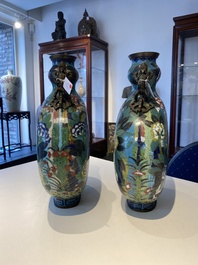 Paire de vases de type 'bianhu' en &eacute;maux cloisonn&eacute;s, Chine, Jiaqing