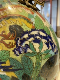 Een paar Chinese cloisonn&eacute; 'bianhu' vazen, Jiaqing