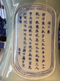 Rare vase en porcelaine de Chine &agrave; d&eacute;cor 'Wu Shuang Pu' en bleu et blanc sur fond c&eacute;ladon, 19&egrave;me