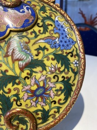 Een Chinese cloisonn&eacute; 'bianhu' vaas met Shou-karakters op gele en blauwe fondkleur, Jiaqing