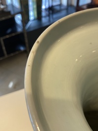 Rare vase en porcelaine de Chine &agrave; d&eacute;cor 'Wu Shuang Pu' en bleu et blanc sur fond c&eacute;ladon, 19&egrave;me