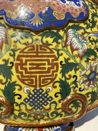 Vase de type 'bianhu' en &eacute;maux cloisonn&eacute;s &agrave; d&eacute;cor de caract&egrave;res Shou sur fonds bleu et jaune, Chine, Jiaqing