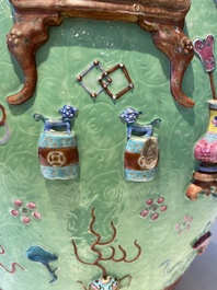 Aquarium en porcelaine de Chine famille rose &agrave; d&eacute;cor d'antiquit&eacute;s sur fond vert &agrave; d&eacute;cor incis&eacute;, 19&egrave;me