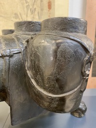 Grand vase 'touhu' en bronze en forme de lion, Chine, Ming