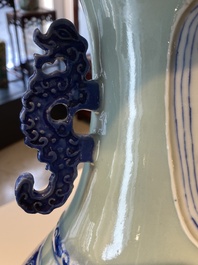 Rare vase en porcelaine de Chine &agrave; d&eacute;cor 'Wu Shuang Pu' en bleu et blanc sur fond c&eacute;ladon, 19&egrave;me