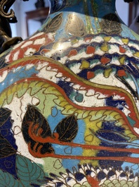 Een paar Chinese cloisonn&eacute; 'bianhu' vazen, Jiaqing