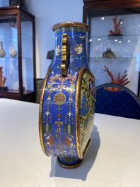 Een Chinese cloisonn&eacute; 'bianhu' vaas met Shou-karakters op gele en blauwe fondkleur, Jiaqing