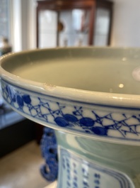 Rare vase en porcelaine de Chine &agrave; d&eacute;cor 'Wu Shuang Pu' en bleu et blanc sur fond c&eacute;ladon, 19&egrave;me
