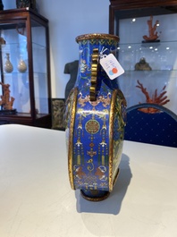 Vase de type 'bianhu' en &eacute;maux cloisonn&eacute;s &agrave; d&eacute;cor de caract&egrave;res Shou sur fonds bleu et jaune, Chine, Jiaqing