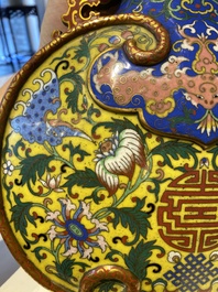 Een Chinese cloisonn&eacute; 'bianhu' vaas met Shou-karakters op gele en blauwe fondkleur, Jiaqing