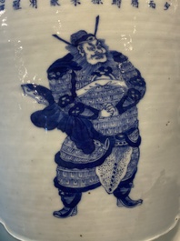 Rare vase en porcelaine de Chine &agrave; d&eacute;cor 'Wu Shuang Pu' en bleu et blanc sur fond c&eacute;ladon, 19&egrave;me