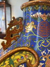 Een Chinese cloisonn&eacute; 'bianhu' vaas met Shou-karakters op gele en blauwe fondkleur, Jiaqing