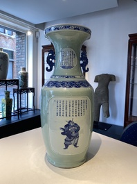 Rare vase en porcelaine de Chine &agrave; d&eacute;cor 'Wu Shuang Pu' en bleu et blanc sur fond c&eacute;ladon, 19&egrave;me